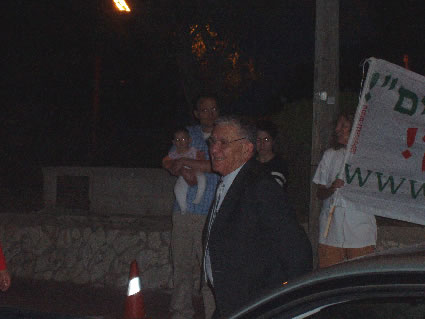 צבי בר ראש עיריית רמת גן מגיע לביתו של שגריר בריטניה בישראל
